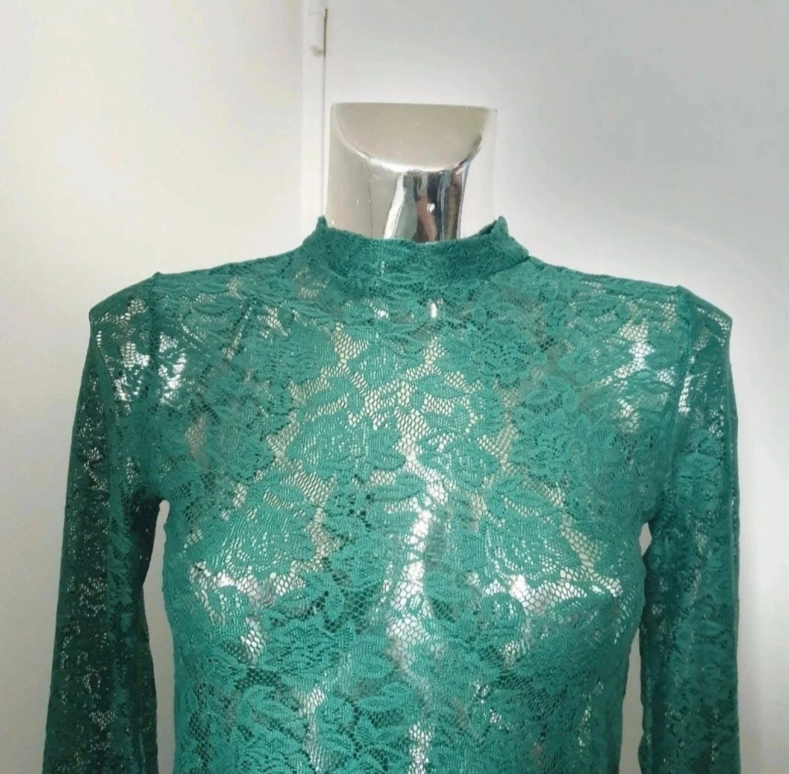 Haut pull dentelle vert perle col roulé dentelle